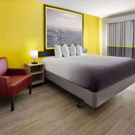 Super 8 By Wyndham Hazleton Motel Bagian luar foto