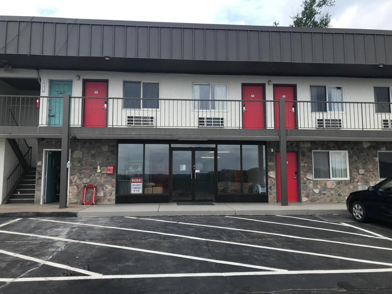 Super 8 By Wyndham Hazleton Motel Bagian luar foto