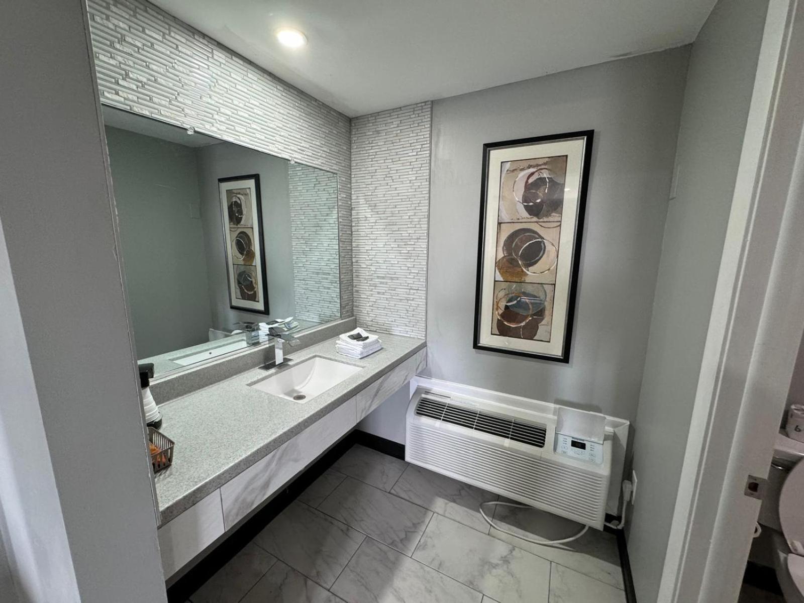 Super 8 By Wyndham Hazleton Motel Bagian luar foto