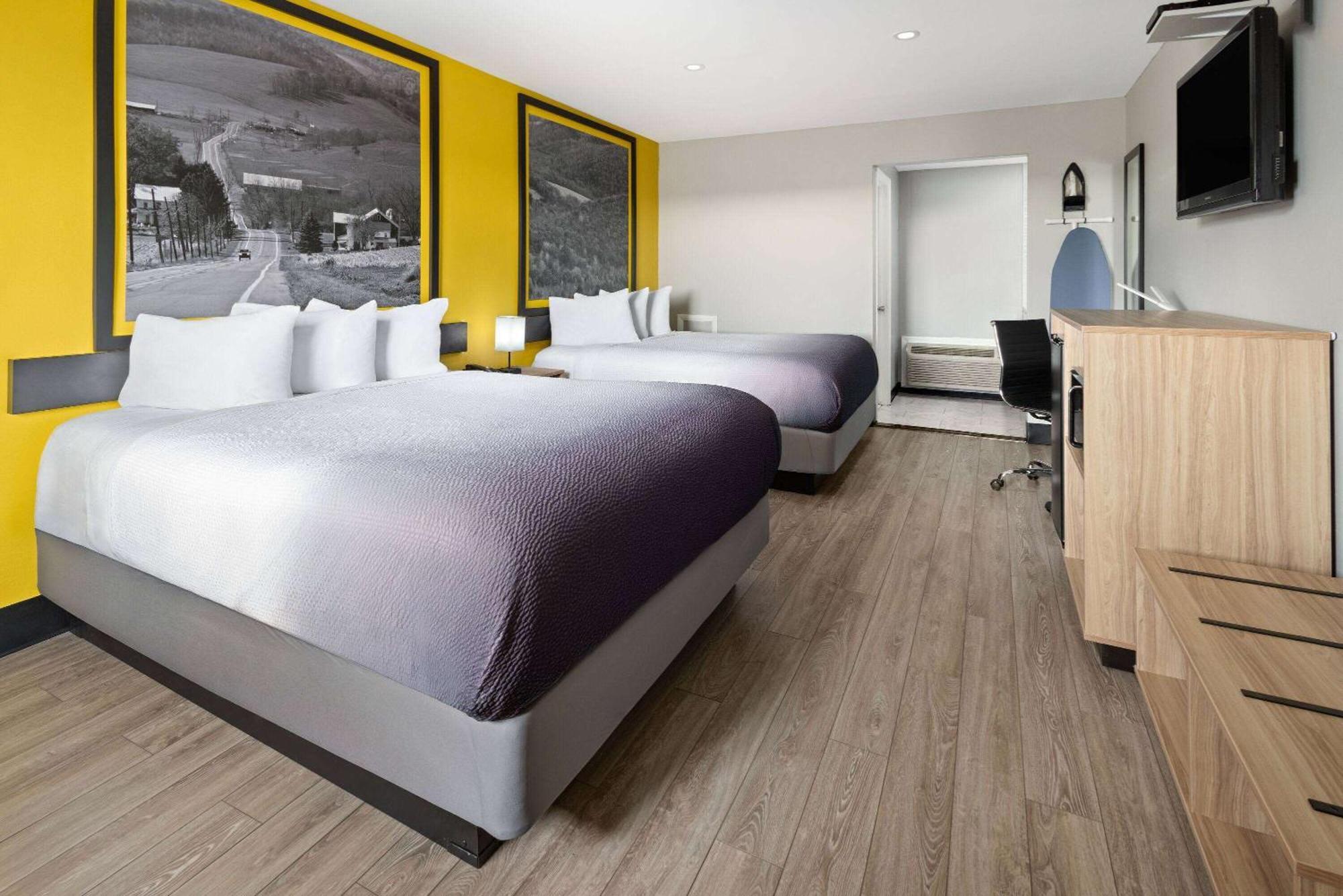 Super 8 By Wyndham Hazleton Motel Bagian luar foto