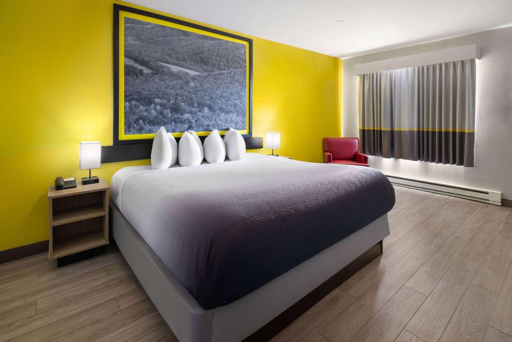 Super 8 By Wyndham Hazleton Motel Bagian luar foto