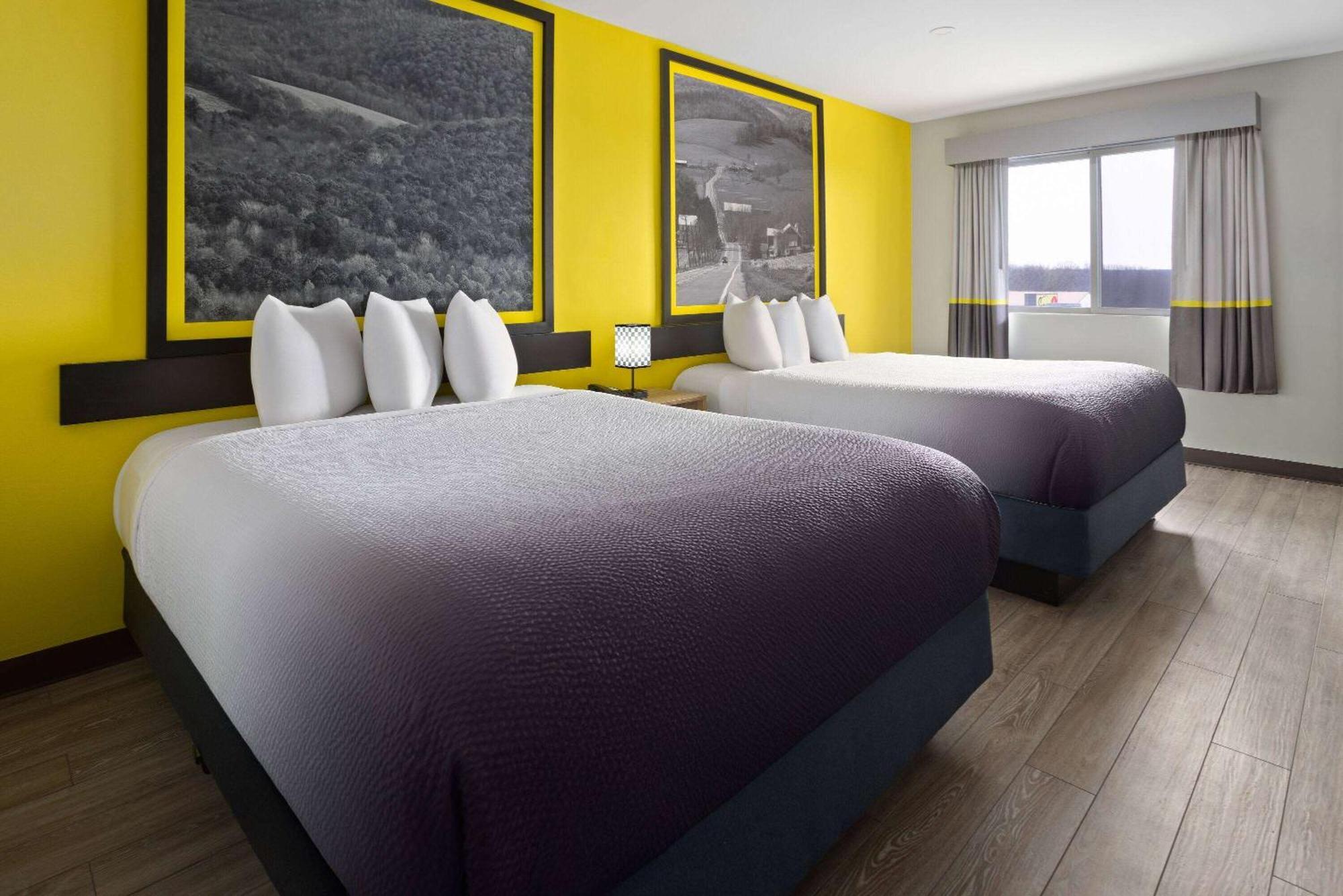 Super 8 By Wyndham Hazleton Motel Bagian luar foto