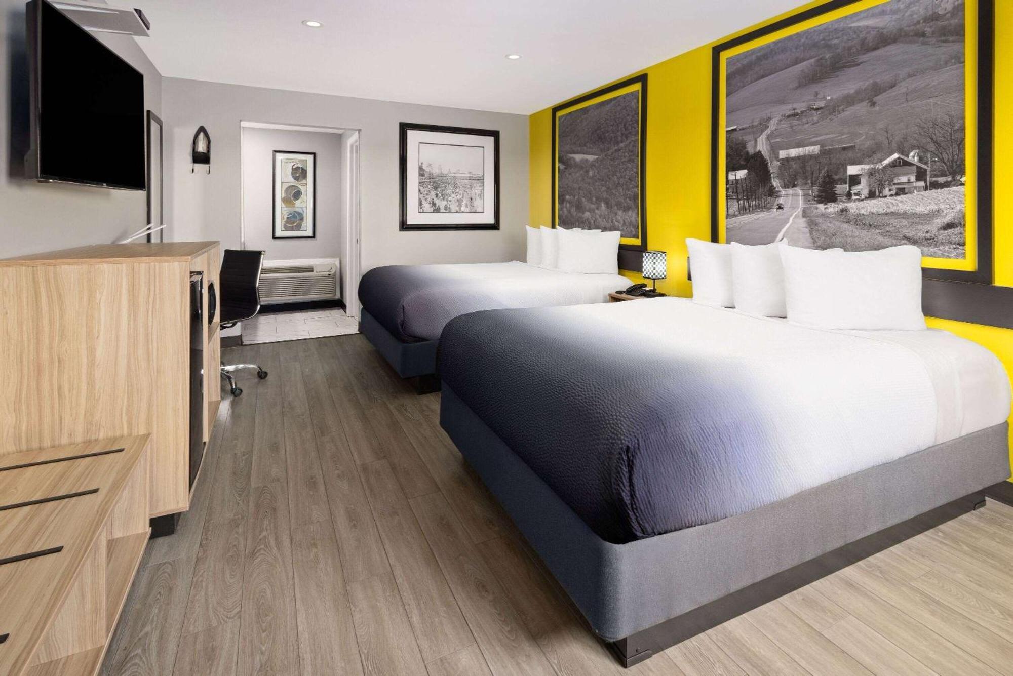 Super 8 By Wyndham Hazleton Motel Bagian luar foto