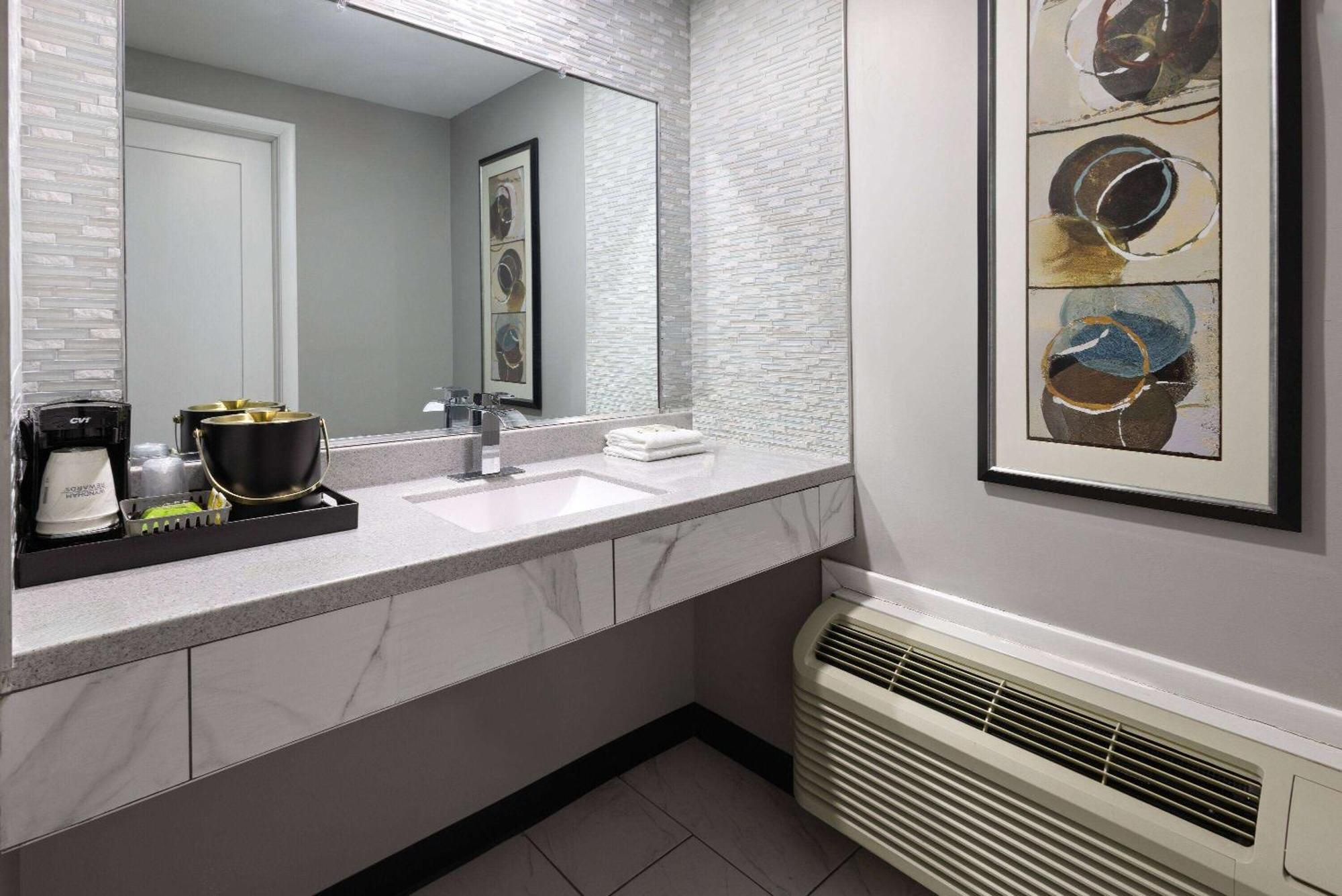 Super 8 By Wyndham Hazleton Motel Bagian luar foto