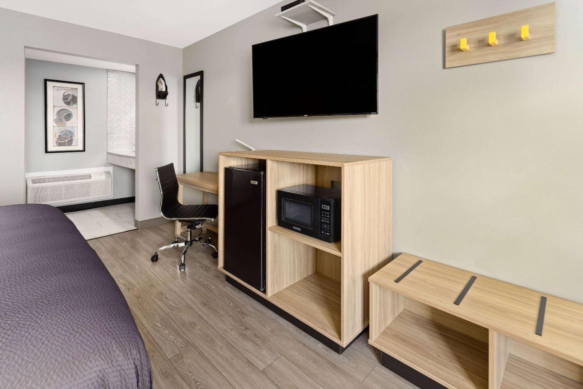 Super 8 By Wyndham Hazleton Motel Bagian luar foto
