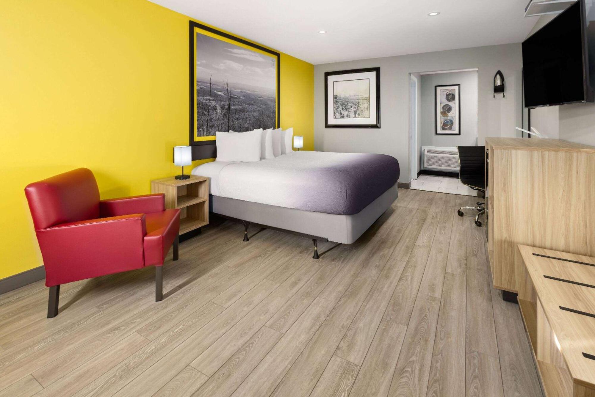 Super 8 By Wyndham Hazleton Motel Bagian luar foto