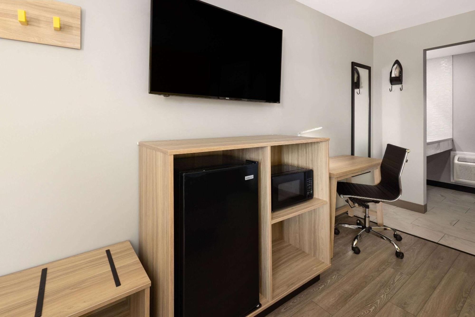 Super 8 By Wyndham Hazleton Motel Bagian luar foto