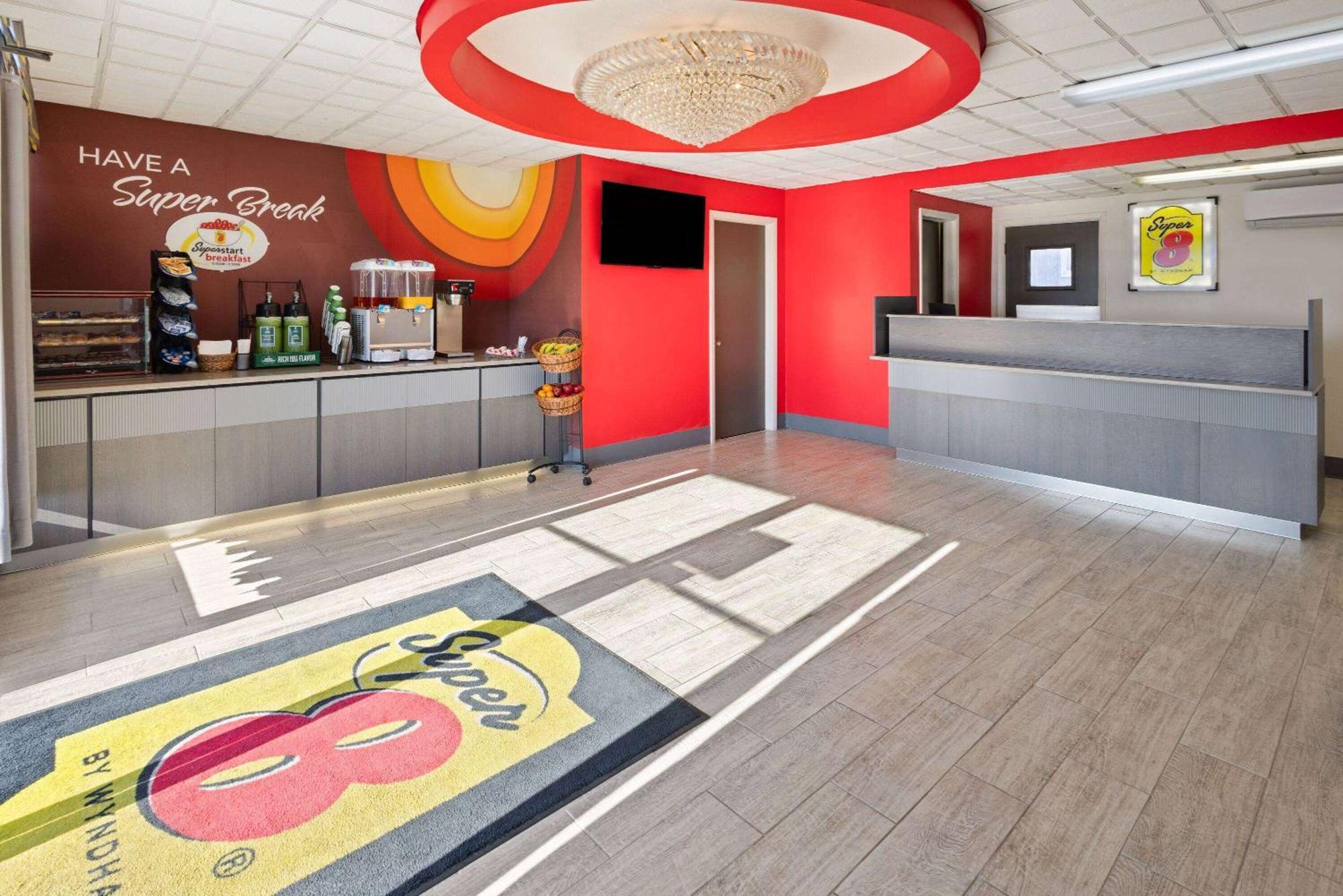 Super 8 By Wyndham Hazleton Motel Bagian luar foto