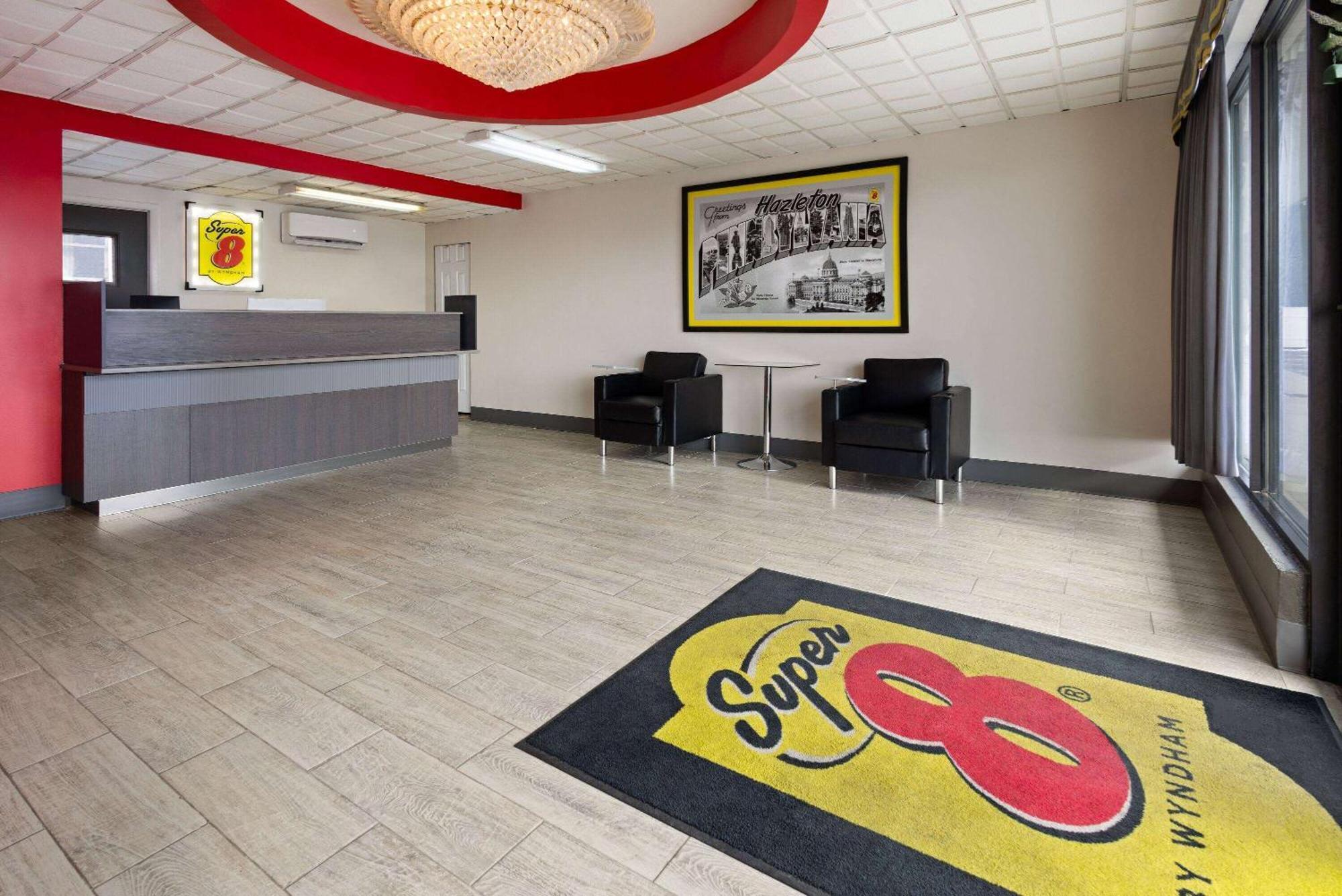 Super 8 By Wyndham Hazleton Motel Bagian luar foto