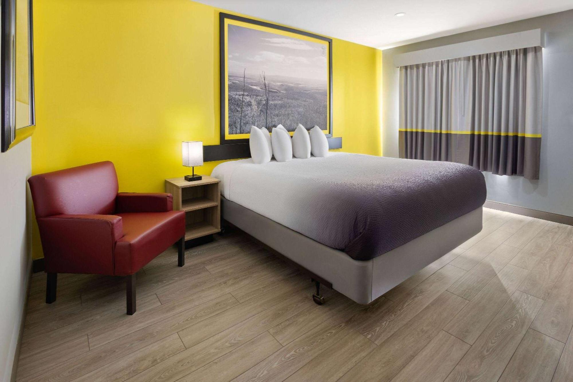 Super 8 By Wyndham Hazleton Motel Bagian luar foto