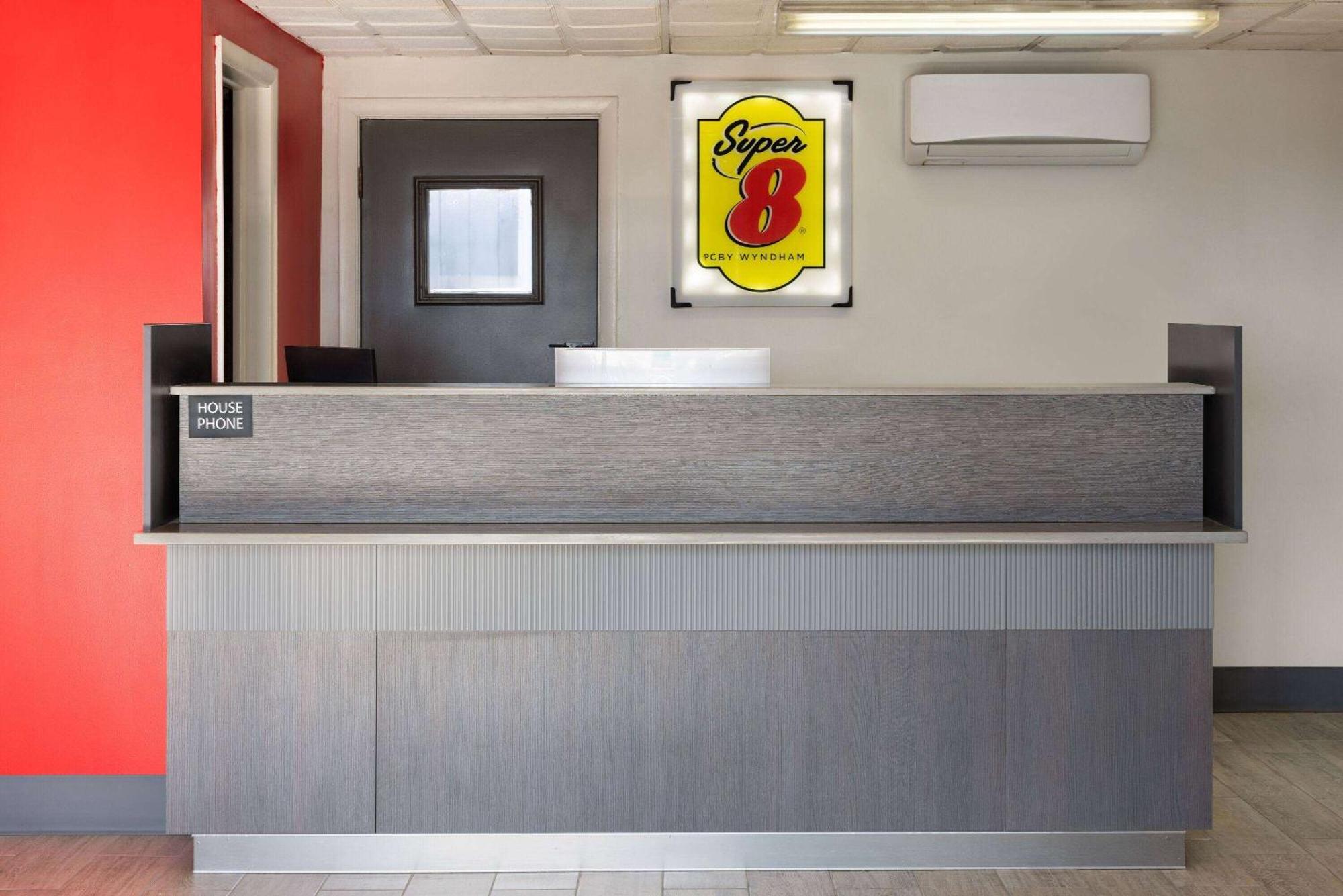 Super 8 By Wyndham Hazleton Motel Bagian luar foto