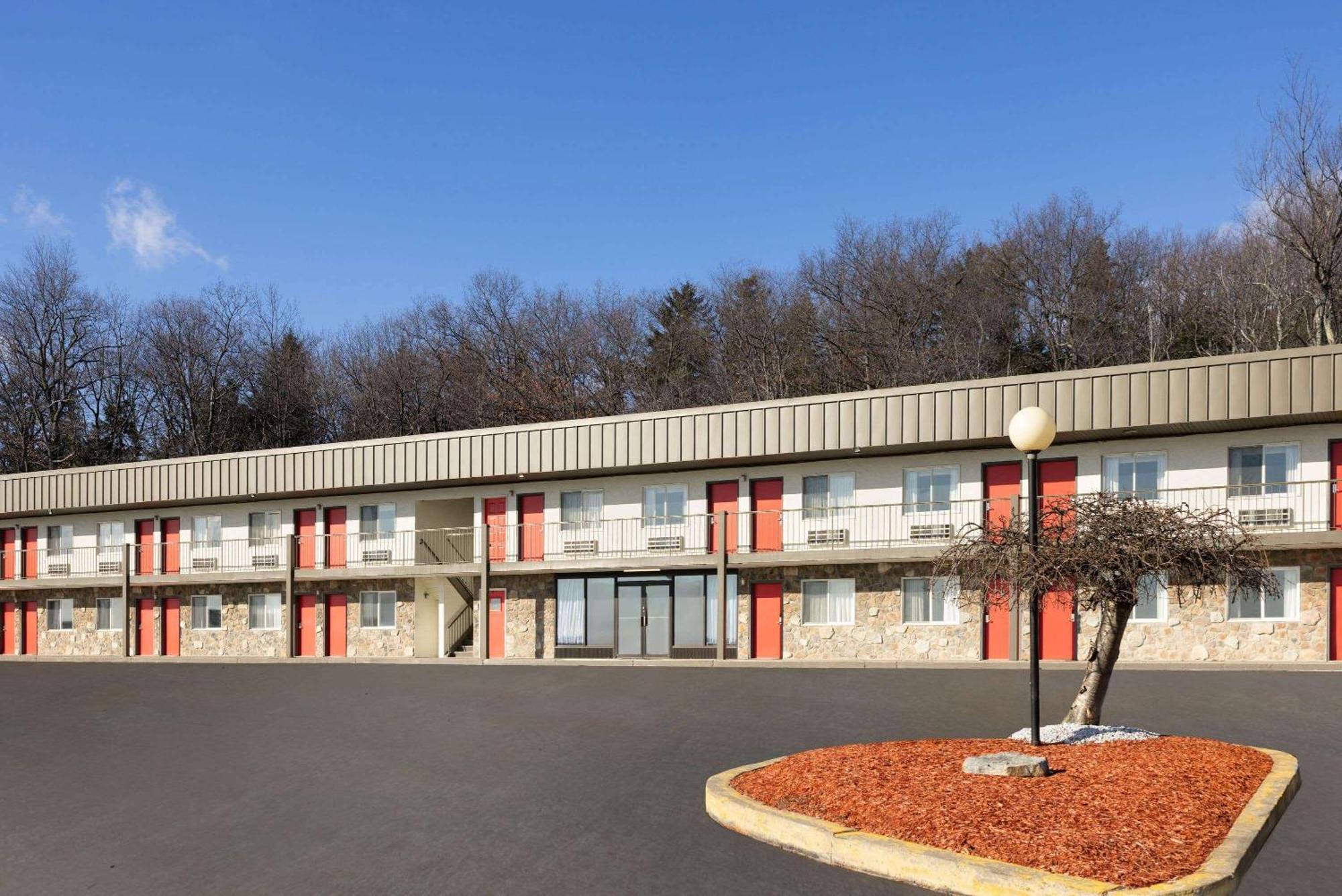 Super 8 By Wyndham Hazleton Motel Bagian luar foto