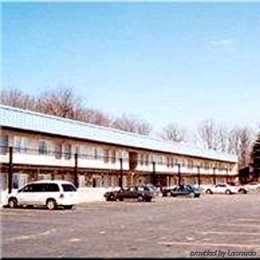 Super 8 By Wyndham Hazleton Motel Bagian luar foto