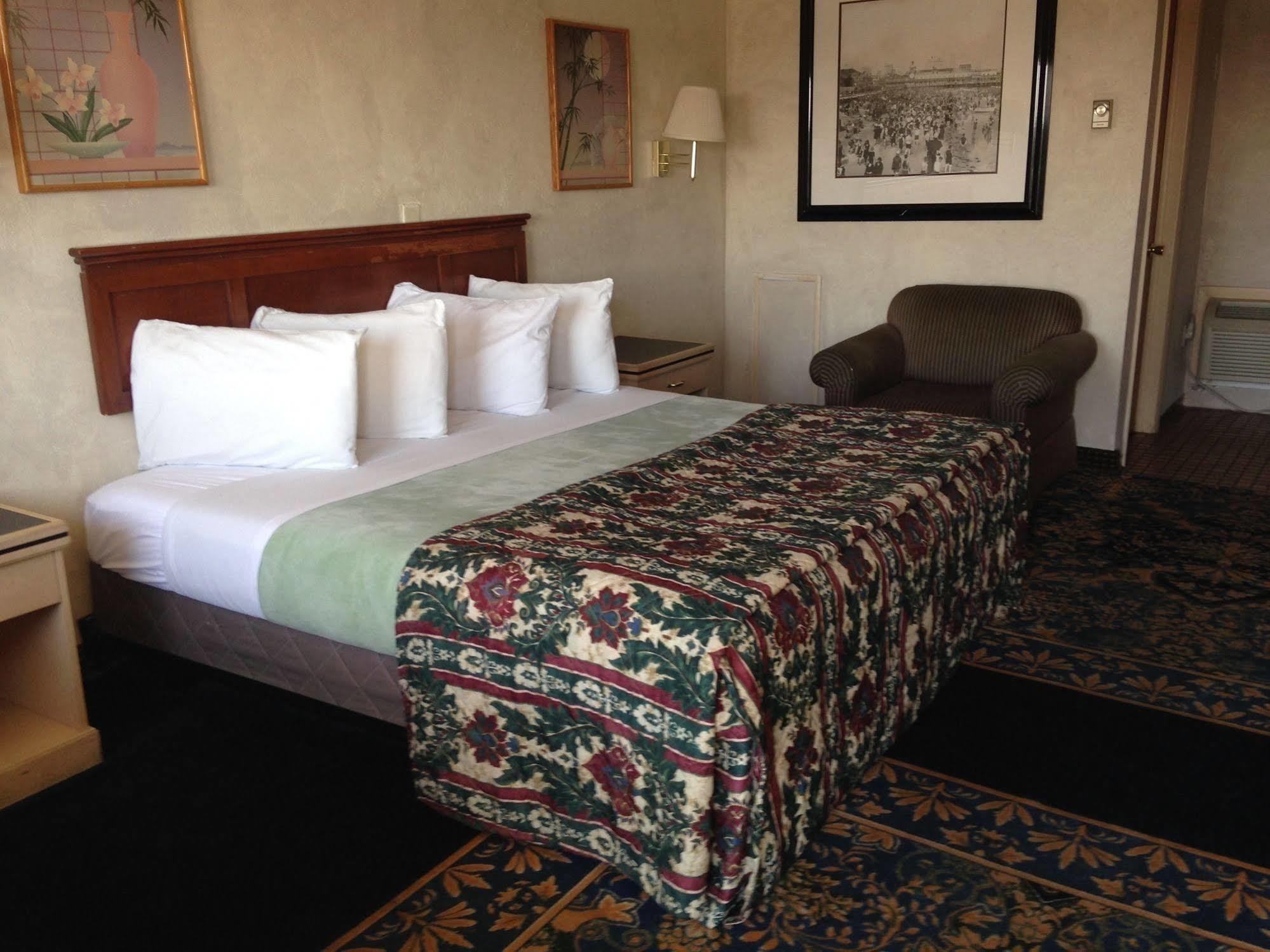 Super 8 By Wyndham Hazleton Motel Bagian luar foto