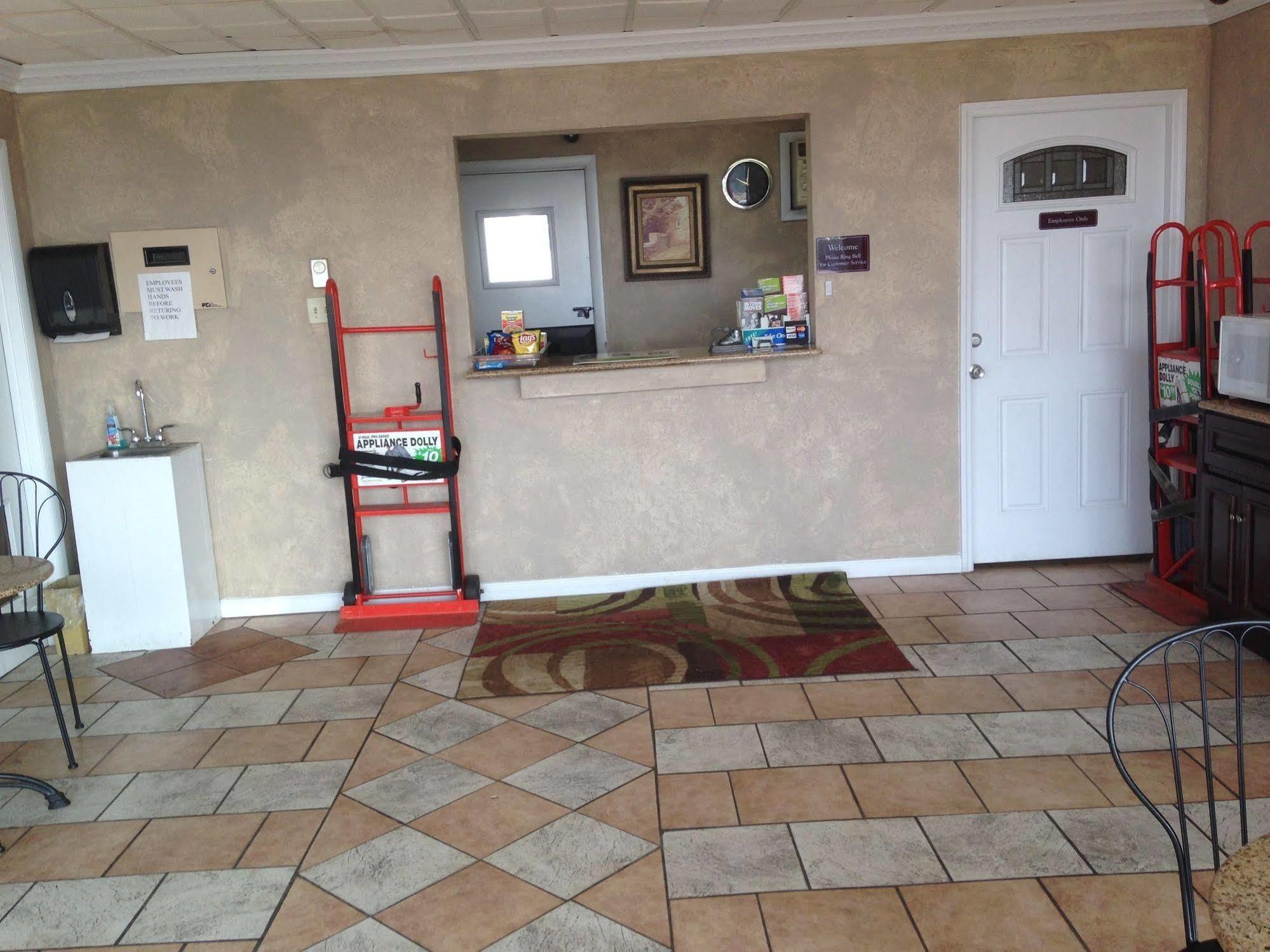 Super 8 By Wyndham Hazleton Motel Bagian luar foto