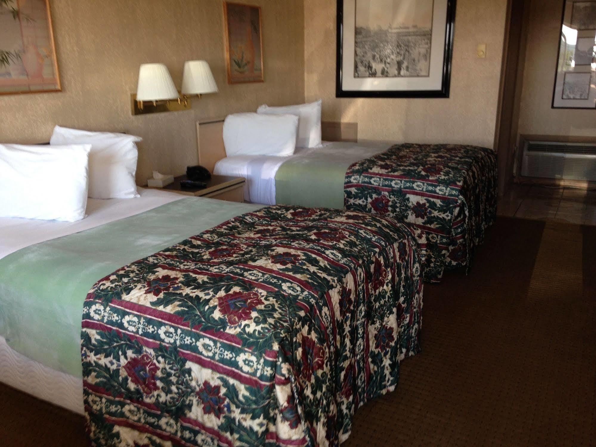 Super 8 By Wyndham Hazleton Motel Bagian luar foto