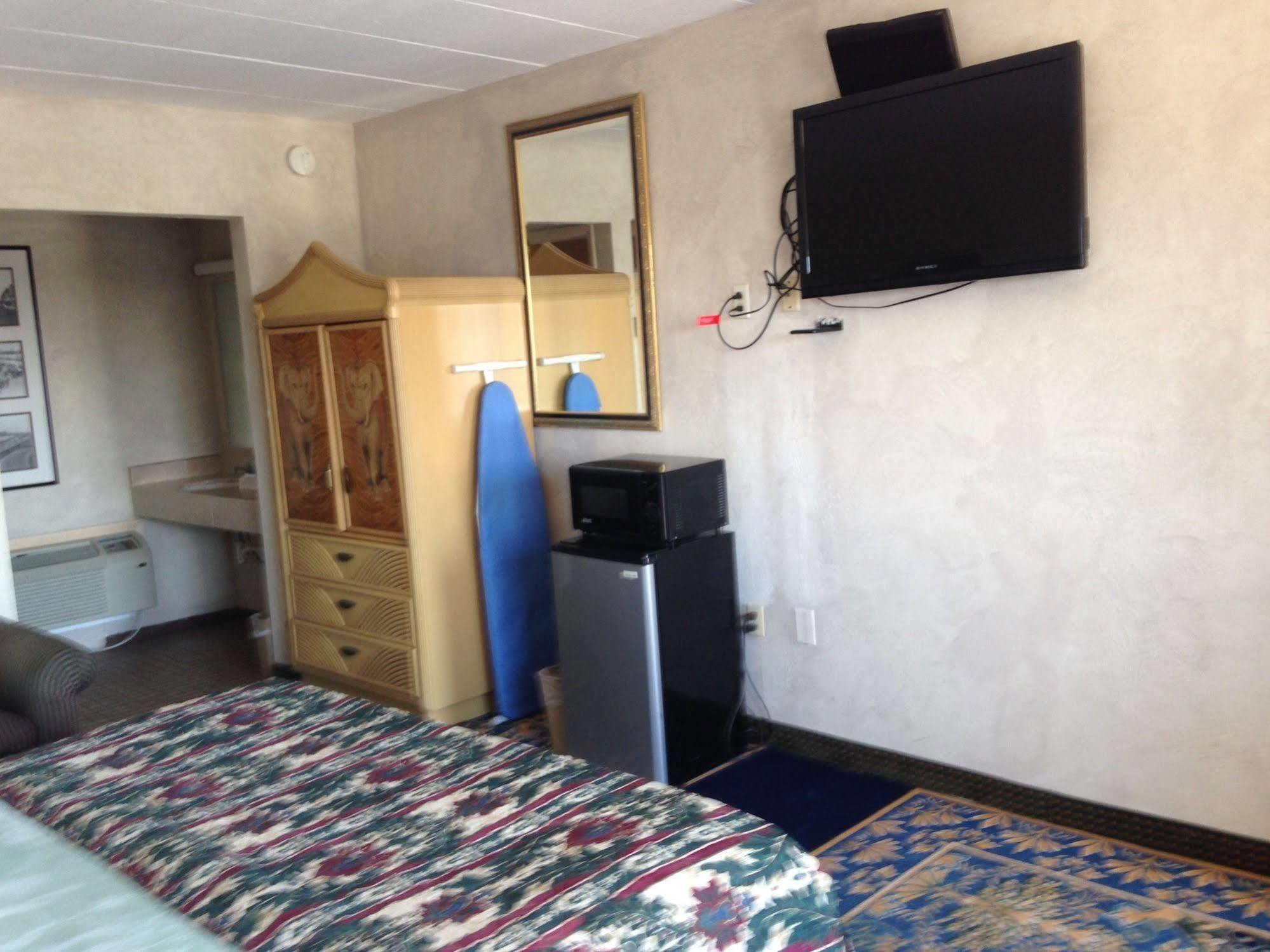 Super 8 By Wyndham Hazleton Motel Bagian luar foto