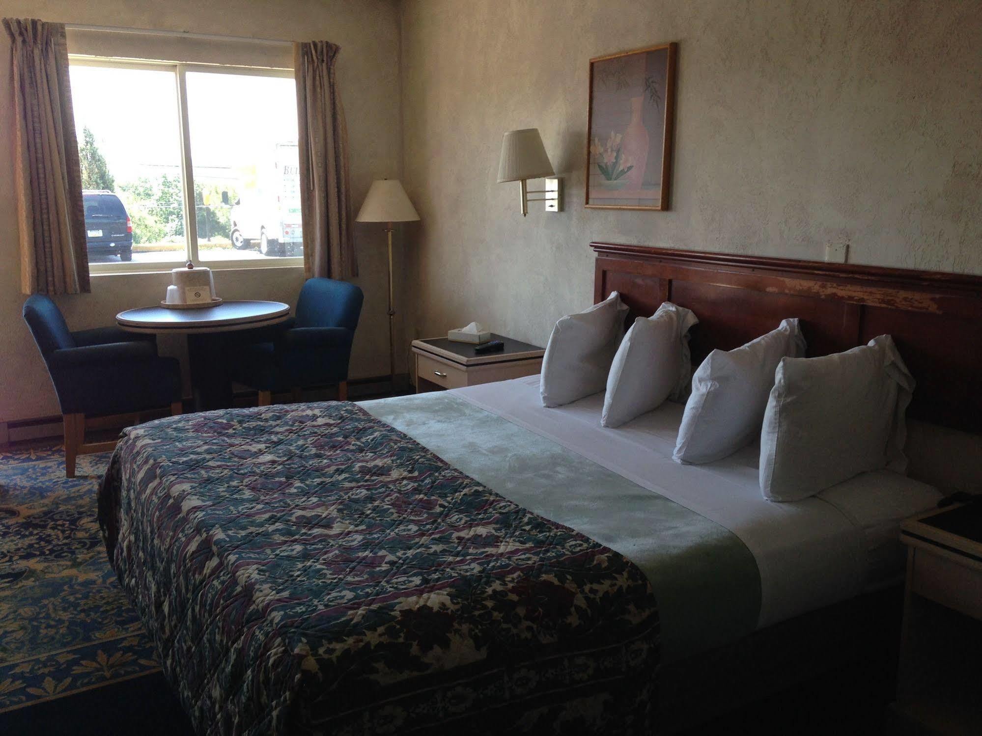 Super 8 By Wyndham Hazleton Motel Bagian luar foto